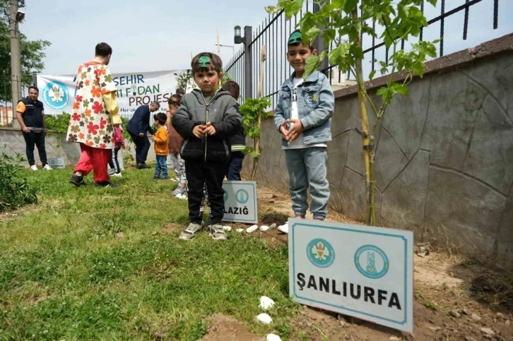 Manisalı çocuklar 11 şehrin anısına 11 fidan dikti
