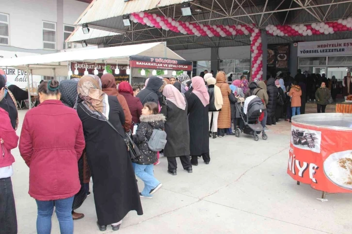 Manisalı kadınlar festivale gelerek 100 TL kazandı
