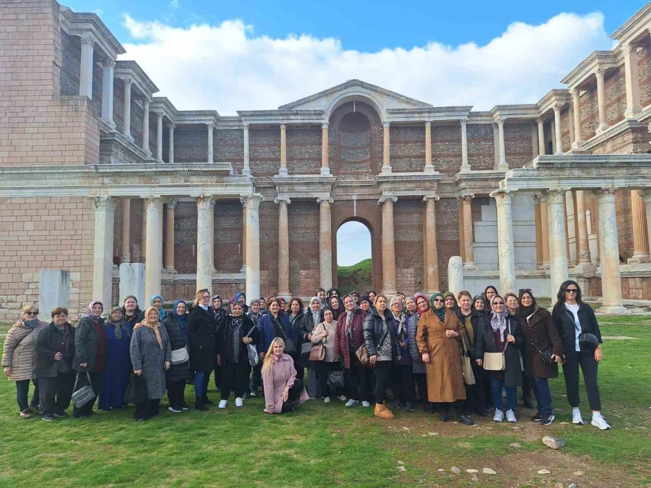 Manisalı kadınlar Salihli ilçesindeki güzellikleri keşfetti
