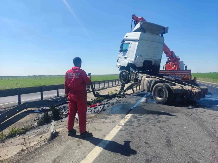 Mardin’de bariyerlere çarpan tır sürücüsü yaralandı
