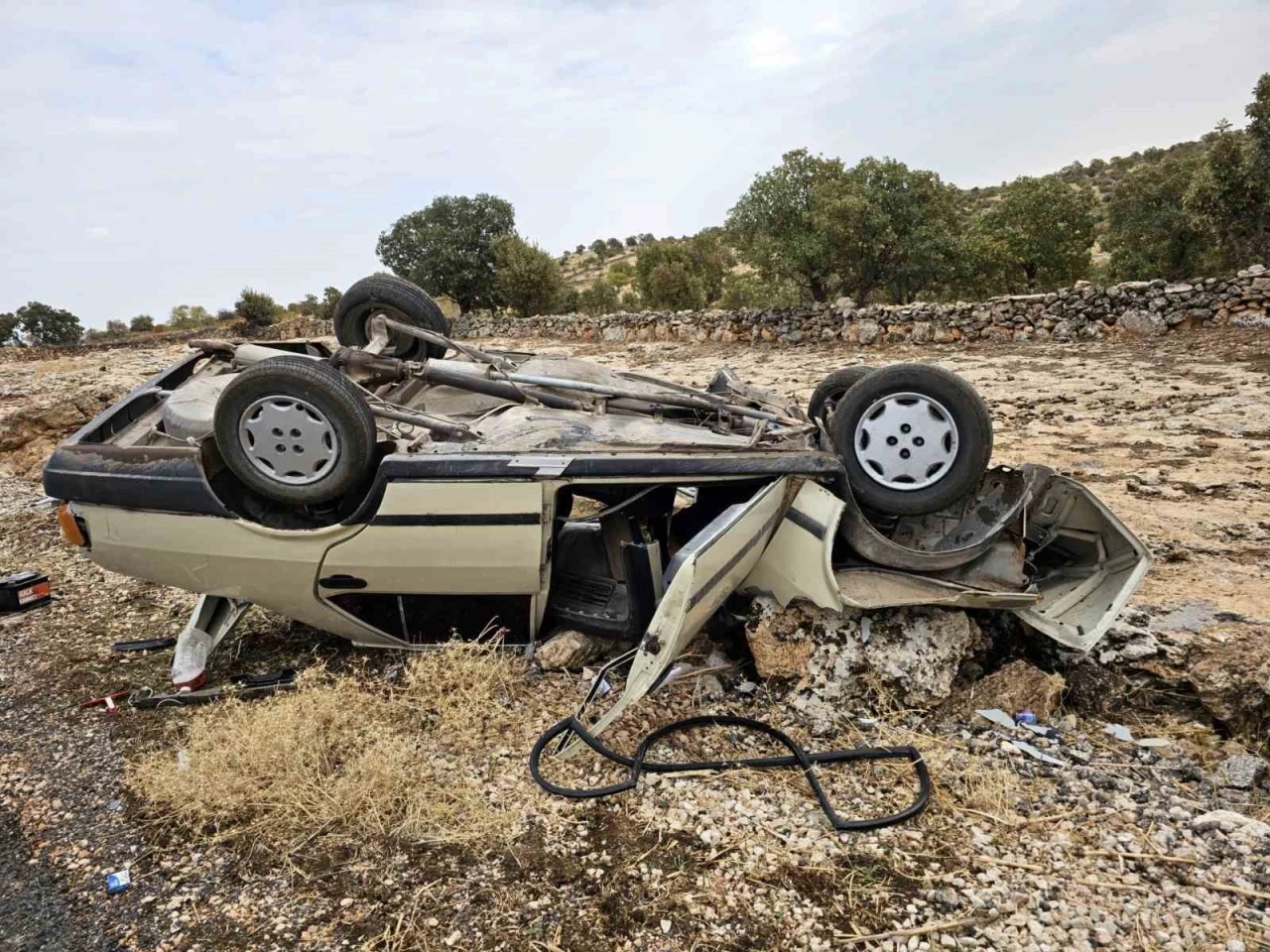 Mardin’de otomobil şarampole yuvarlandı: 2 yaralı
