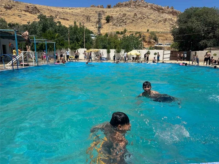 Mardin’de sıcaktan bunalan vatandaşlar Gurs Vaidisi’ne akın ediyor
