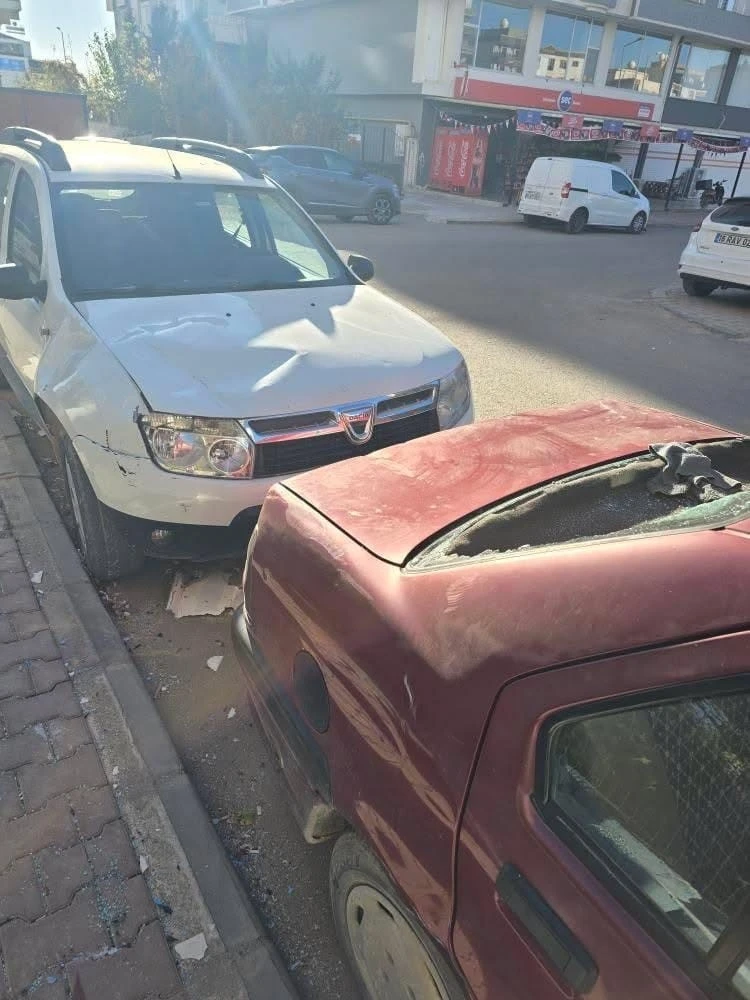 Mardin’de şiddetli rüzgar su deposunu düşürdü, 2 araç hasar gördü
