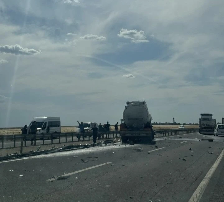 Mardin’de tır bariyerlere çarptı
