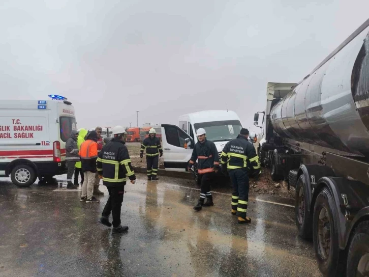 Mardin’de tır ve yolcu minibüsü çarpıştı: 2 yaralı
