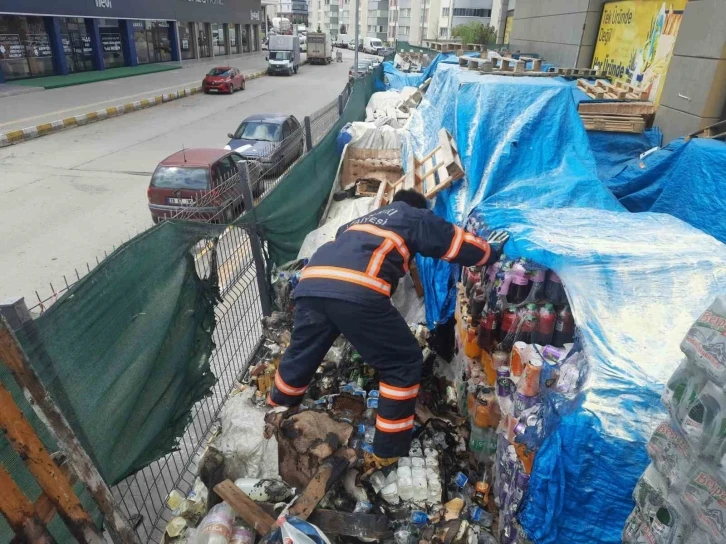 Market deposunda çıkan yangın itfaiye ekipleri tarafından söndürüldü
