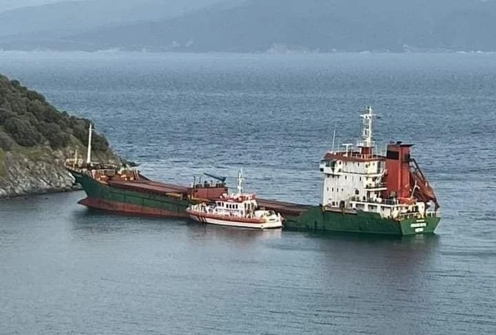 Marmara Adası’nda karaya oturan gemi kurtarıldı