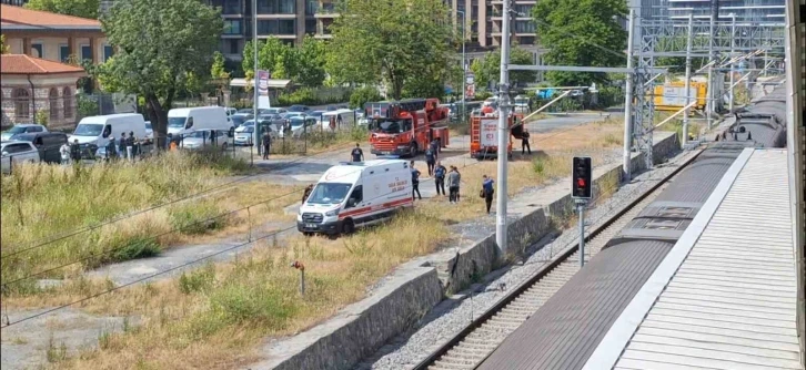 Marmaray İstasyonu’nda dengesini kaybeden genç raylara düştü
