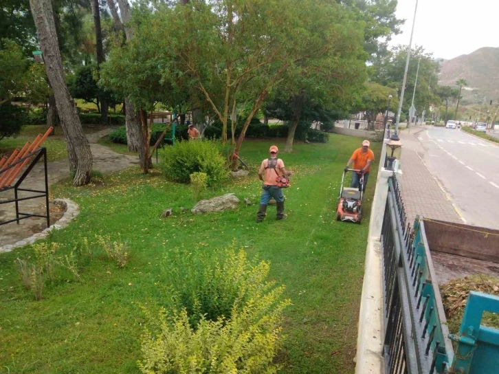 Marmaris’in yeşil alanları bakıma alındı
