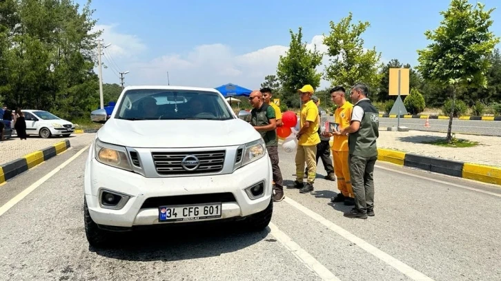 Marmaris Orman İşletme Müdürlüğü ilçeye gelen araç sürücülerini yangına karşı uyardı
