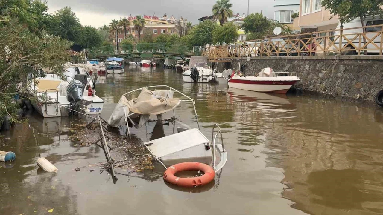 Marmaris’te metrekareye 170 kg yağış düştü, balıkçı tekneleri batmaya başladı