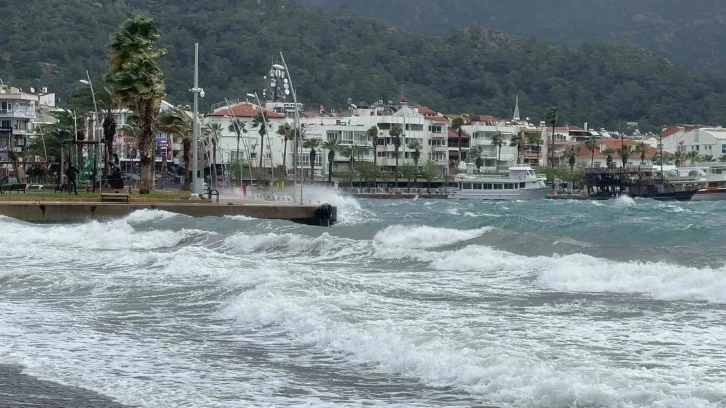 Marmaris’te önce fırtına, sonra sağanak yağış etkili oldu
