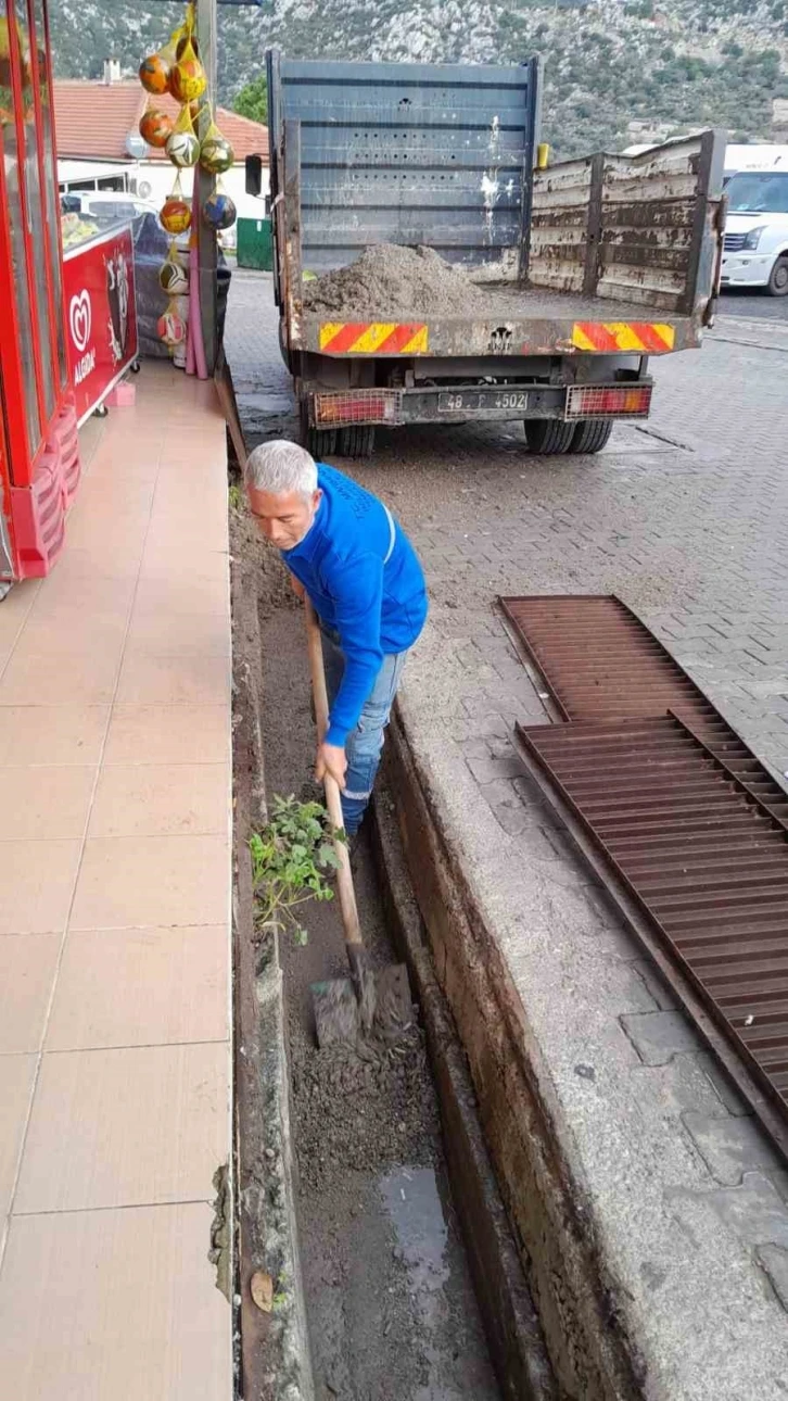 Marmaris’te temizlik ekipleri çalışmalarını sürdürüyor
