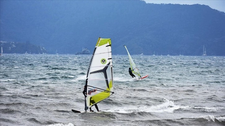 Marmaris'te adrenalin tutkunları keşişlemede sörf yaptı