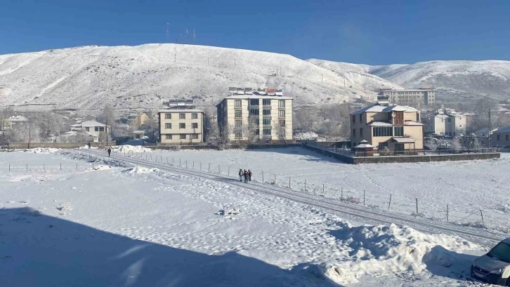 Mart kapıdan baktırdı, baharı bekleyen Karlıova’ya kış geri geldi
