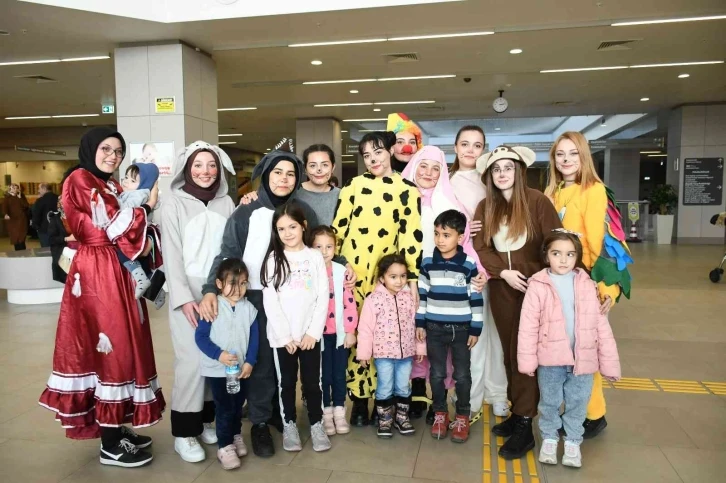 Masal kahramanı kılığına giren öğrenciler hasta çocuklara moral verdi
