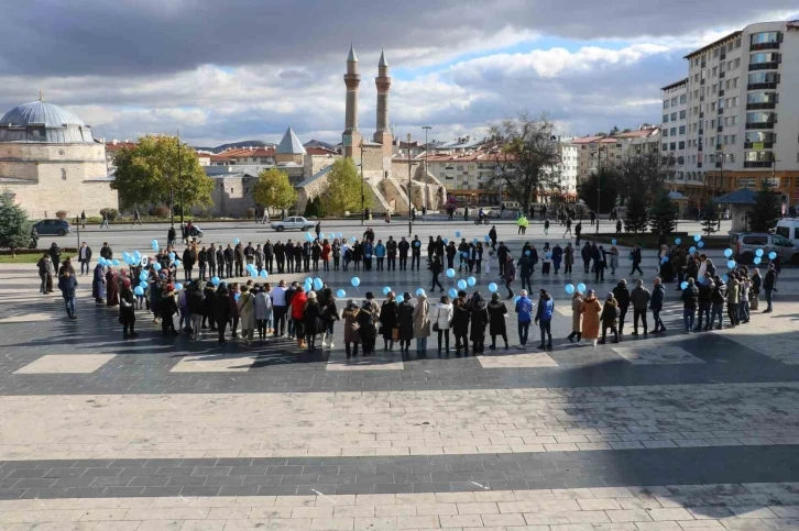 Mavi balonları gökyüzüne bırakarak farkındalık oluşturdular
