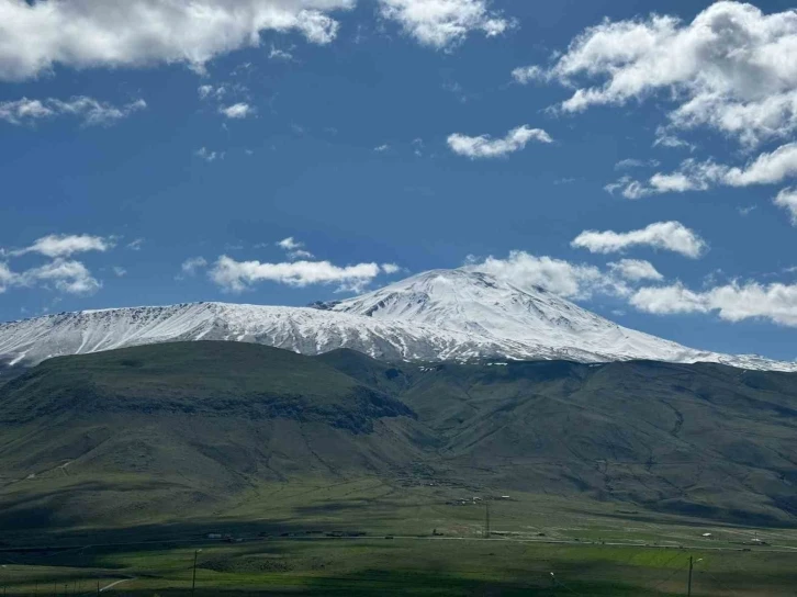 Mayıs ayında Ağrı Dağı’na kar yağdı
