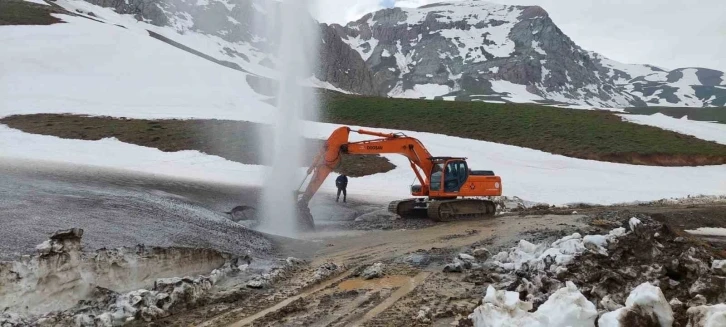 Mayıs ayında karlı yolları aşarak su arızasına müdahale ettiler
