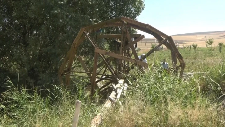 Mazotsuz ve elektriksiz tarlasına su çekmenin yolunu buldu
