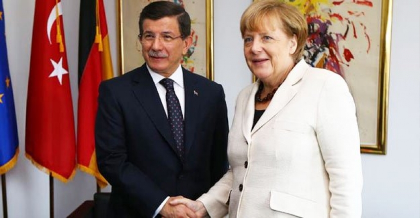 Merkel ile Davutoğlu telefonda görüştü