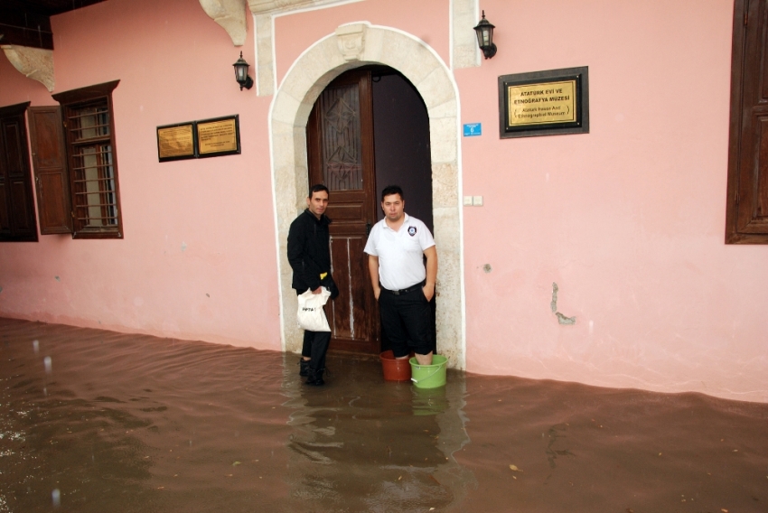 Mersin’de evler sular altında kaldı