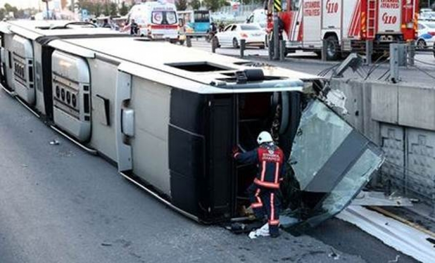 Metrobüs devrildi! Yaralılar var