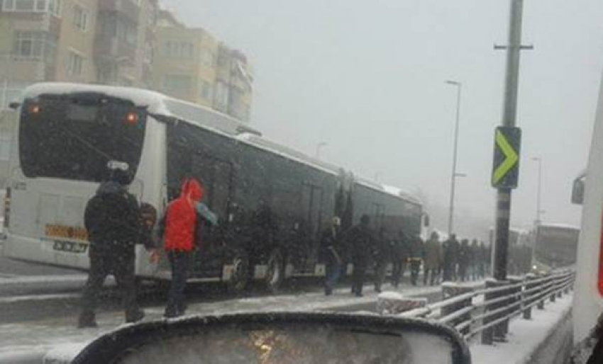 Metrobüs kaza yaptı