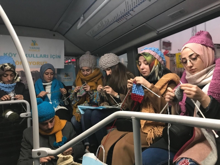 Metrobüste 3 saat boyunca örgü ördüler