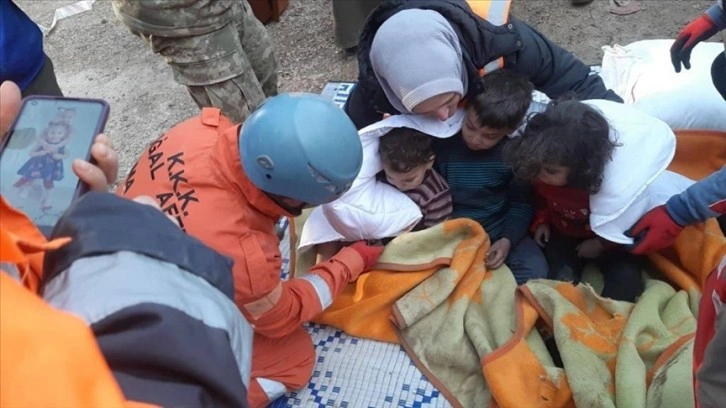 Mehmetçik, Hatay'da anne ile çocuklarını enkazdan sağ kurtardı