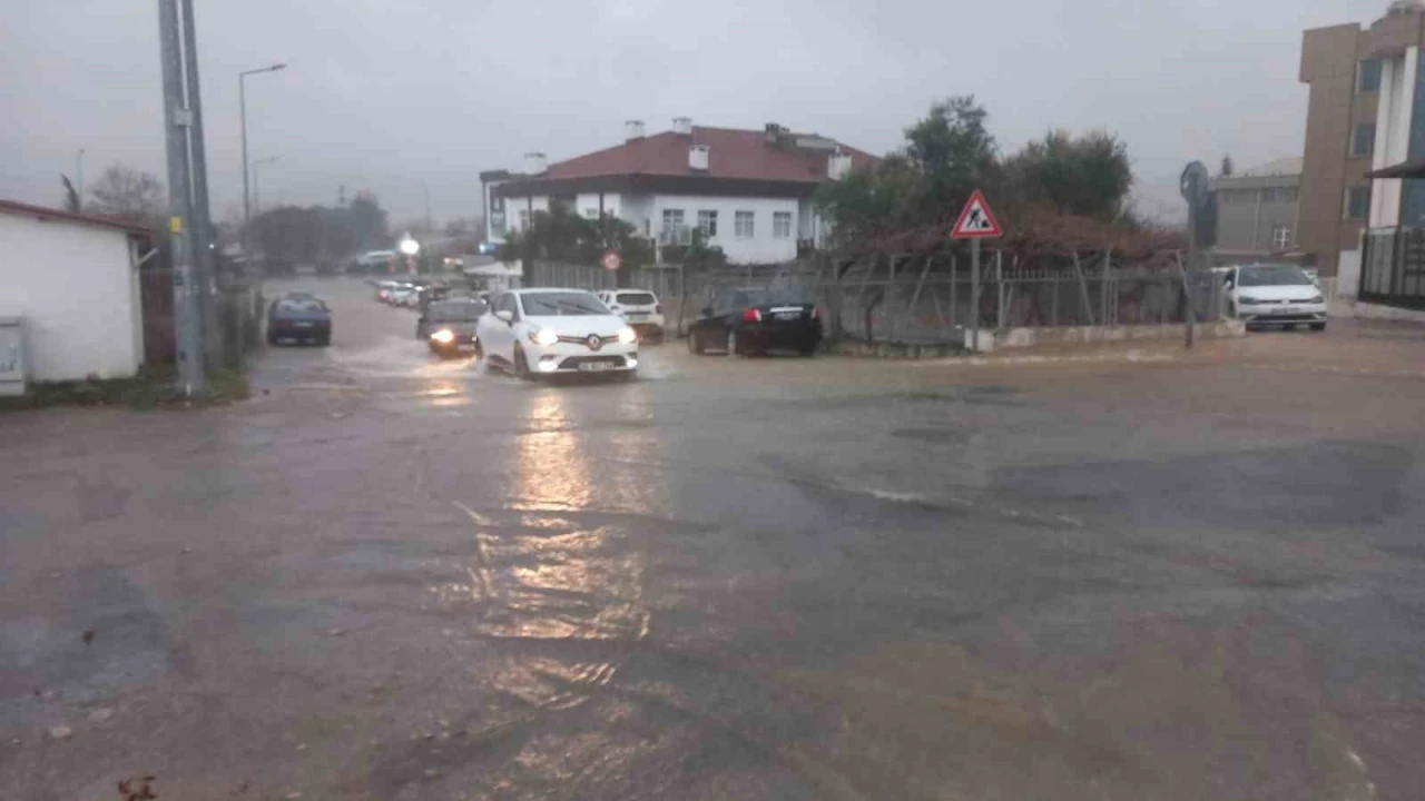 Menteşe’de sağanak yağış hayatı olumsuz etkiledi
