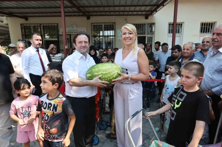 Merkezefendi Belediyesi vatandaşa karpuz dağıttı
