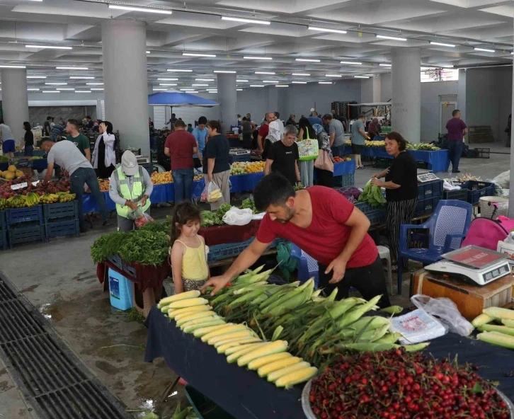 Merkezefendi’de pazar yerlerinin günü bayrama özel değişti
