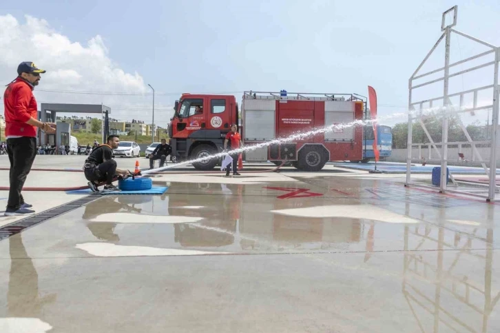 Mersin Büyükşehir Belediyesinin itfaiye eri alımında uygulamalı sınav başladı
