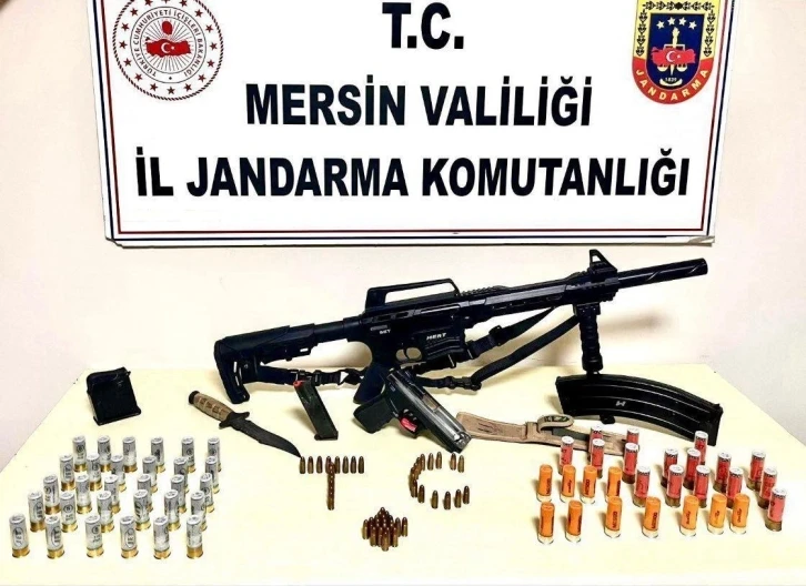 Mersin’de aranan şahıs dolap görünümlü gizli bölmede yakalandı
