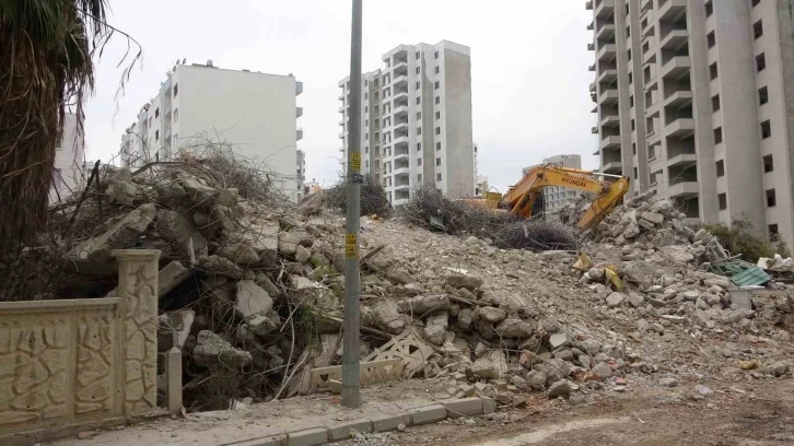 Mersin’de depremde ağır hasar alan bina yıkıldı
