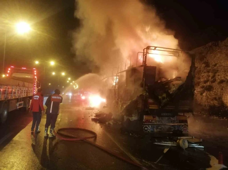 Mersin’de depremzedelerin eşyalarını taşıyan tır alev alev yandı
