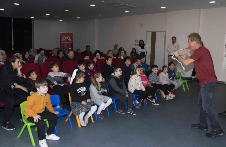 Mersin’de özel gereksinimli bireyler Magic terapi ile eğlendi
