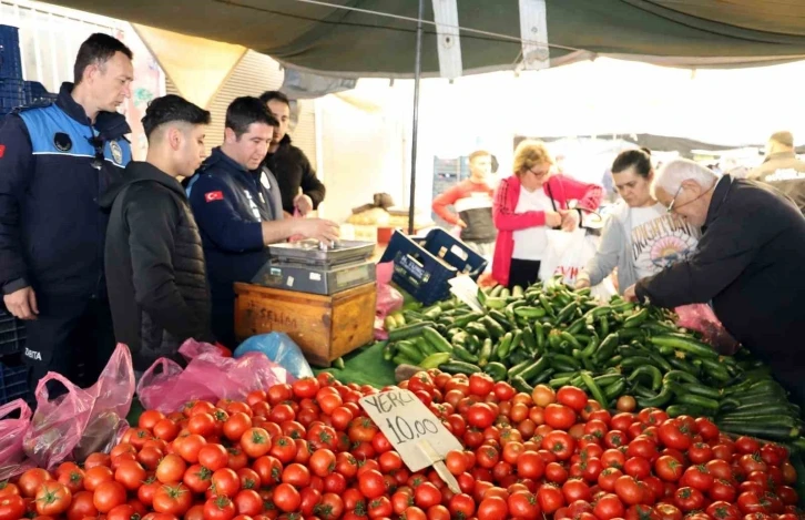 Mersin’de pazarcı esnafı denetleniyor
