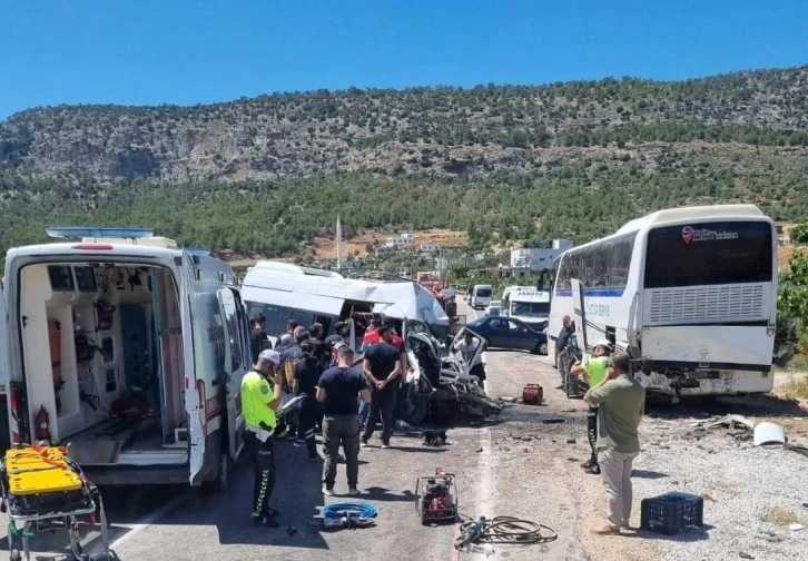 Servis minibüsü park halindeki otobüse çarptı: 1 ölü, 2 yaralı