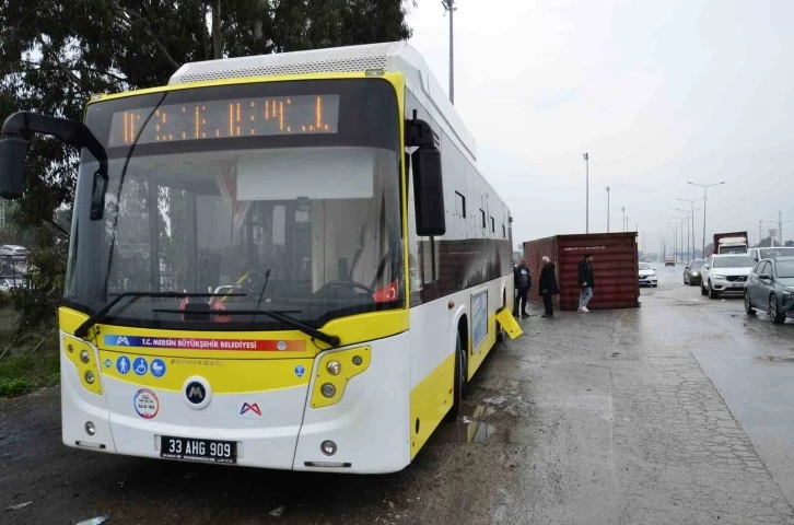 Mersin’de tırın üzerinden düşen konteyner belediye otobüsüne çarptı
