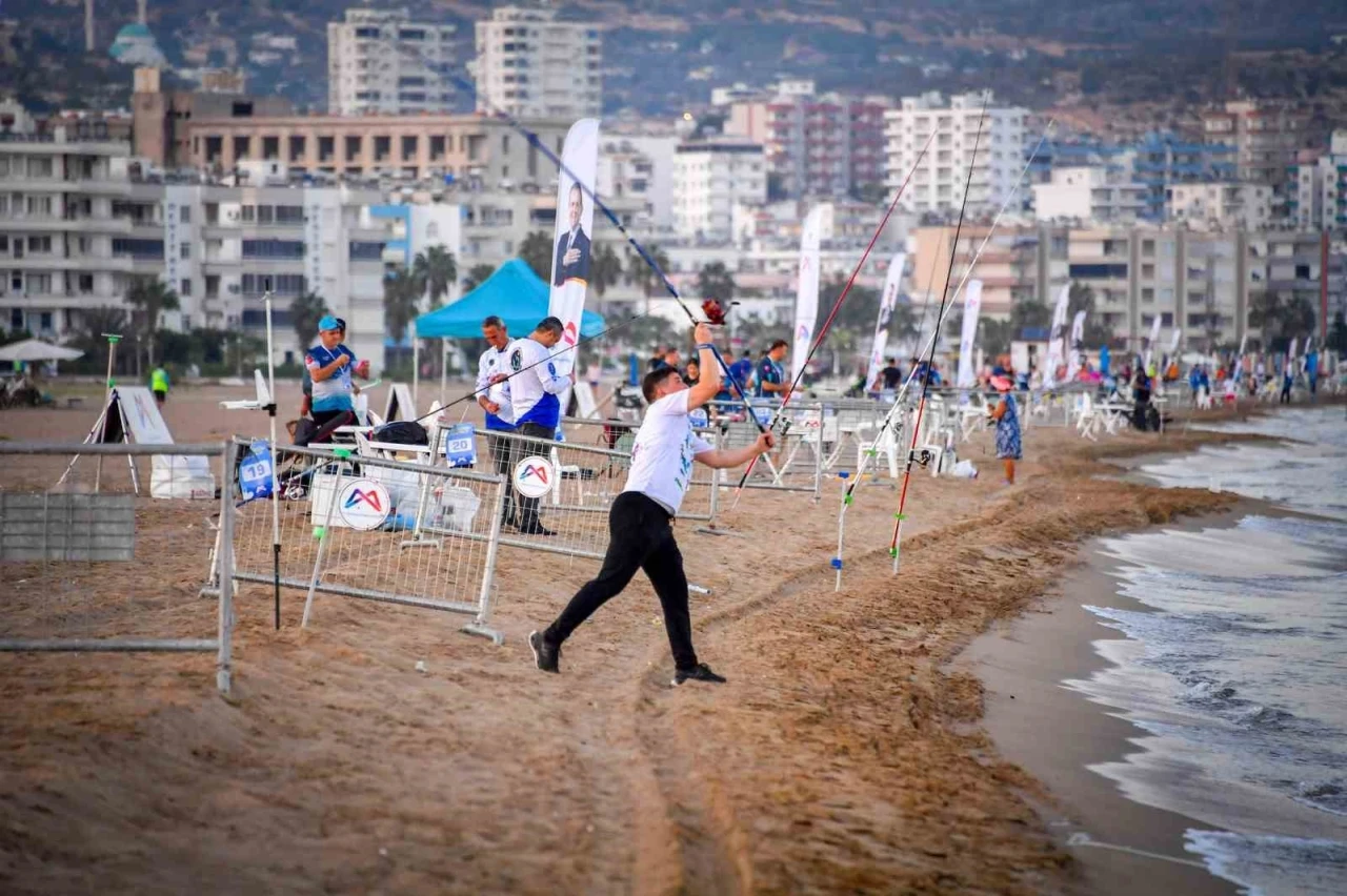 Mersin’de ’Uluslararası 7. Altın Kanca Surfcasting Turnuvası’ düzenlendi