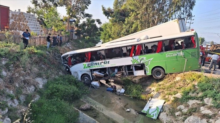 Mersin'de yolcu otobüsü kamyonla çarpıştı, 1 kişi öldü, 28 kişi yaralandı