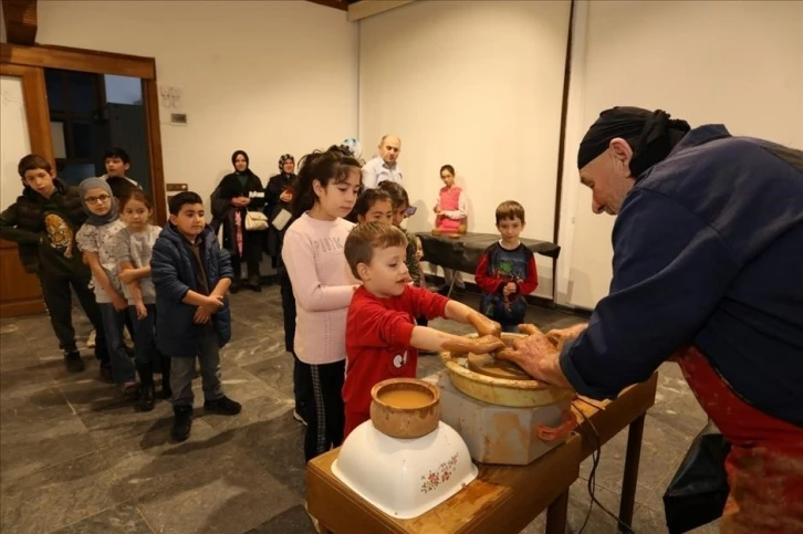 Mesleğinin 68’inci yılında çocuklara çömlekçiliği tanıttı