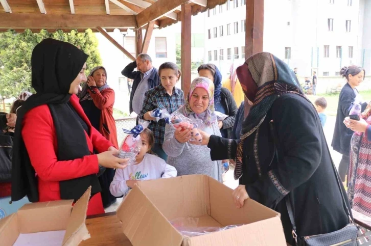 Meslek liseli öğrenciler depremzede çocukları yaptıkları bebeklerle sevindirdi
