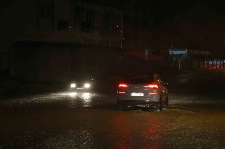 Meteorolojinin turuncu kodlu uyarı verdiği Hatay’da bardaktan boşalırcasına yağmur yağdı
