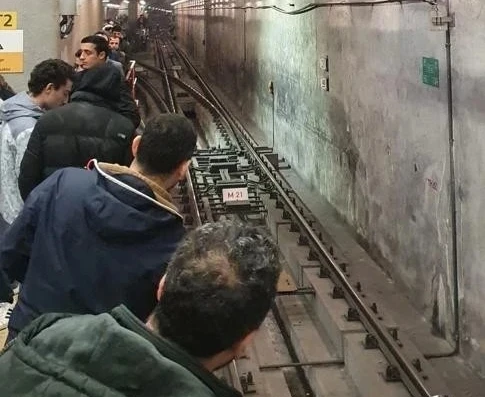 İstanbul'da metro arızası, vatandaşlar isyan etti