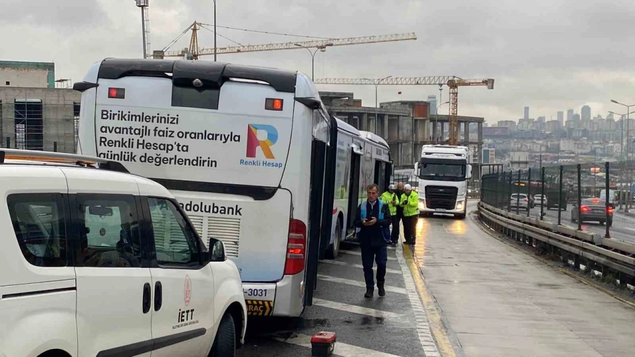 Metrobüs yolunda korkutan kaza: Yolcu metrobüsten yola düştü
