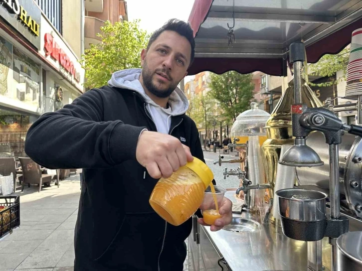 Mevsim geçişlerinde grip önlemi olarak portakal ve limon suyu tüketiliyor
