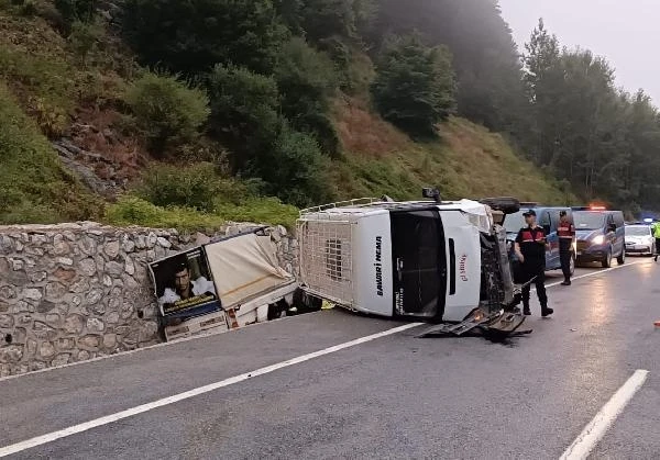 Mevsimlik tarım işçilerini taşıyan minibüs devrildi: 4'ü çocuk 10 kişi yaralandı